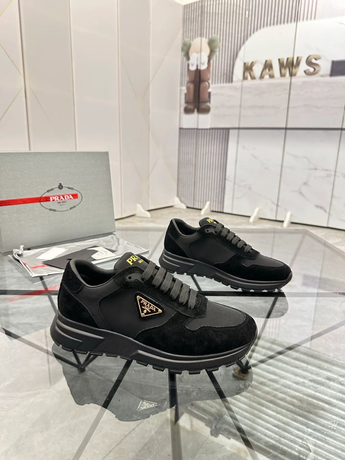 Men's shoes: 💰P580¥ High-end top quality Product trademark: Prada *"Prada*" low-top casual shoes Regular size: 38-45 (can be customized to 46) Product materials: upper imported first-layer nubuck leather spliced ​​with original materials, cowhide lining, cowhide feet, original outsole. Number: 832